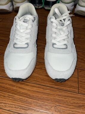 Reebok White w/ grey Suede accent  Low-Top Sneakers sz9